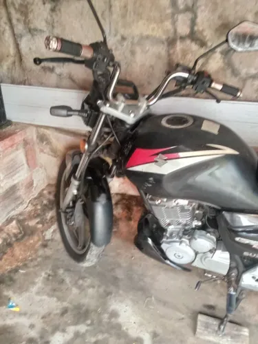 Suzuki ano 2015 bem conservada pneus novos motor ótimo moto só o filé de garagem