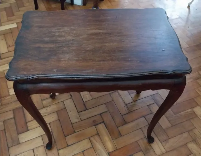 MESA LATERAL CHIPANDELLE EM PEROBA