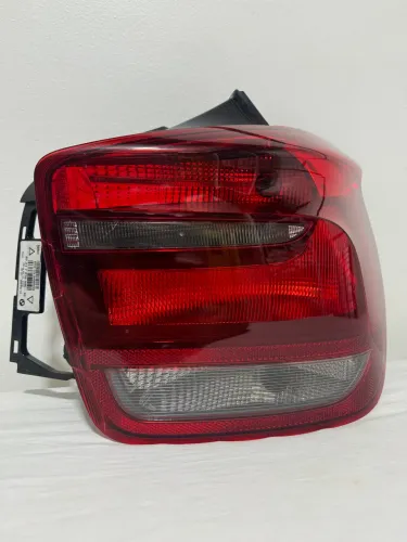 Lanterna traseira direita original recuperada com soquete Bmw 118i 2015