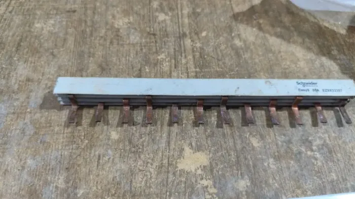 Barramento Pente de Conexão Trifásico 80A de 57 Polos (Modelo Easy9 EZ9X33357)