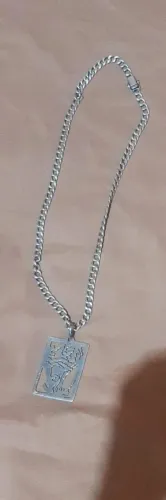 Vendo 3 cordão de prata um do são jorge é outro do rosto de cristo é um ta sem pingente