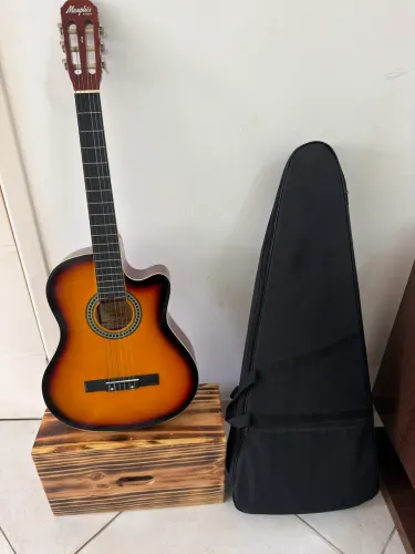 "Violão Memphis by Tagima, com corte, cor sunburst, acompanha capa. 