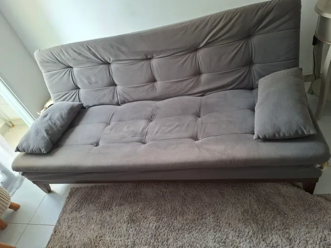 Sofá cama , três lugares em bom estado!!