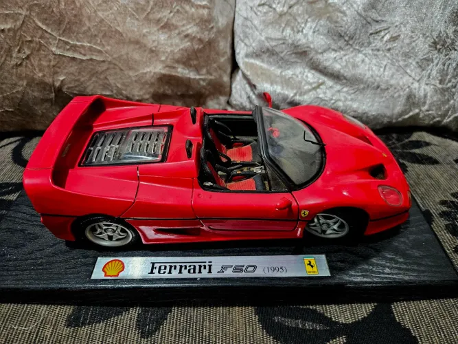 Ferrari F50 1995 Miniatura 1:18 com Base Expositora - Portas e Motor Abrem