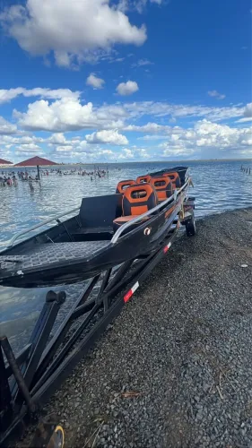 Barco semi chato de 6 metros 
