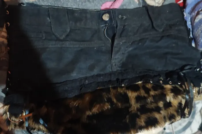 Saia Mini Jeans Preta com Pelúcia Onça, com cruz e Detalhes