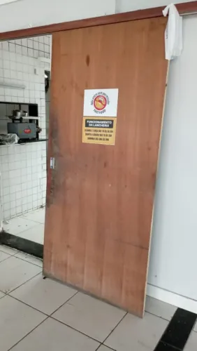 Vendo Porta em MDF 1,00m L x 2,10 A + trilho de madeira