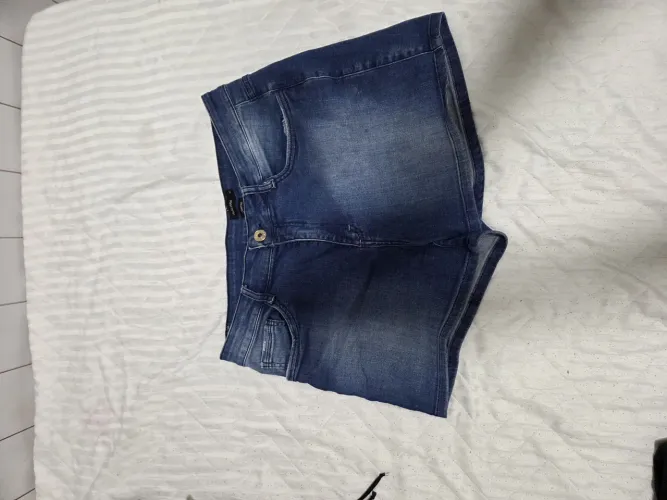 Short jeans stonewash cintura média