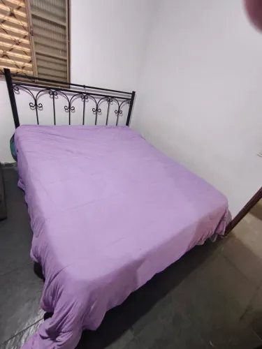 Cama Queen de Ferro com colchão de molas