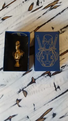 Busto colecionável do Deadpool. Da Omelete Legends