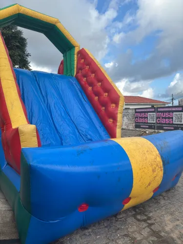 Brinquedo inflável 2 em 1 com escalada e escorrego