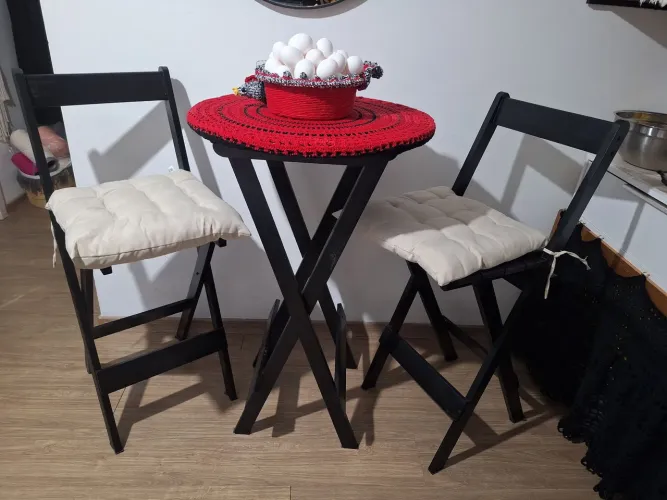 Mesa bistrot com 2 cadeiras. Dobrável. Preta