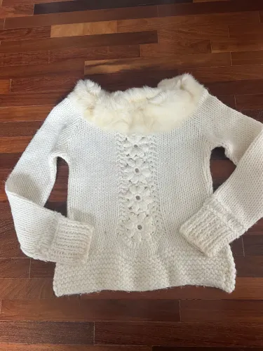 Blusa de Tricô Off-White Ombro a Ombro com Gola de Pelos e Detalhe de Flores