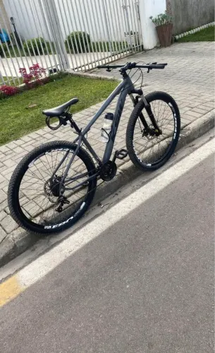?Bicicleta Aro 29 Seminova - 24 Marchas e Freio a Disco (Pneus Novos!)