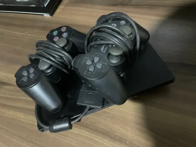 Vendo PlayStation 2 Slim original em bom estado de conservação.