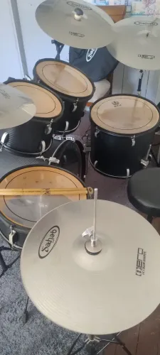 Bateria acústica.