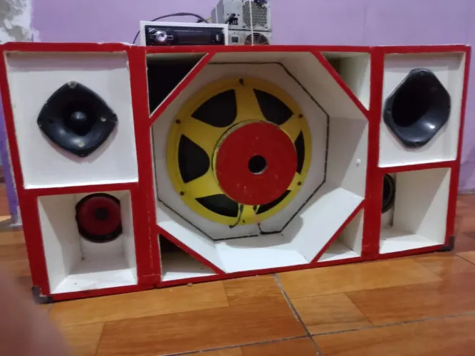Vendo essa caixa de som pegando tudo perfeita mente faço negócio só bota próstata