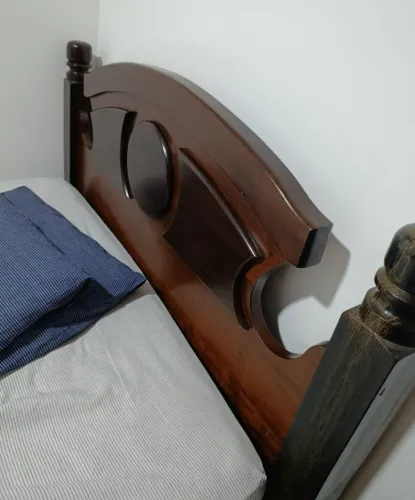 Cama de madeira maciça