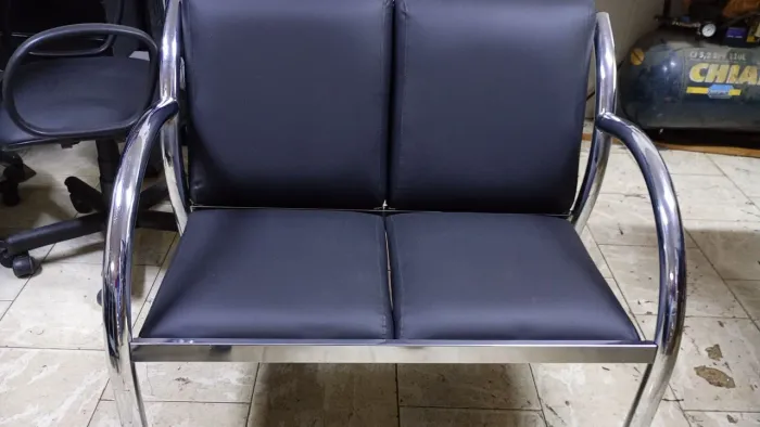 Poltrona dois lugares reformada no curvin, pés cromados!
