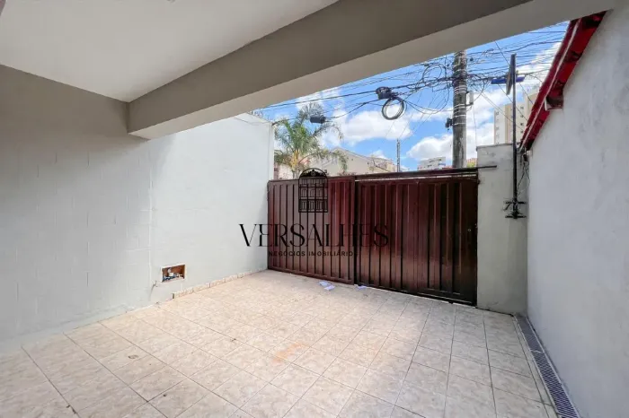 Casa para alugar com 02 quartos, 01 suíte com banheira, 01 banheiro, 02 vagas de garagem c