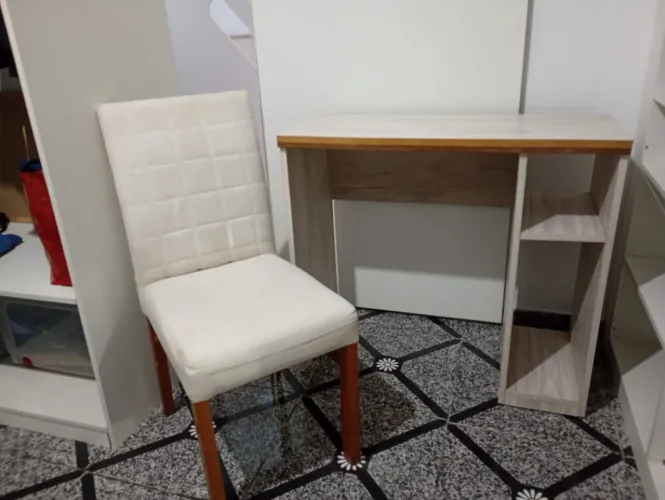 Mesa e cadeira 