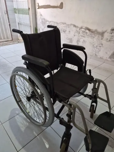 Vende- se cadeira de rodas