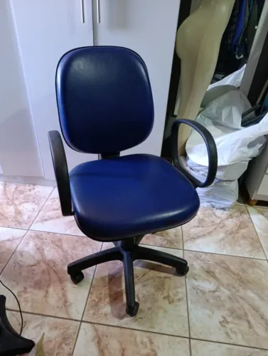 Cadeira de Escritório Giratória Azul com Rodinhas