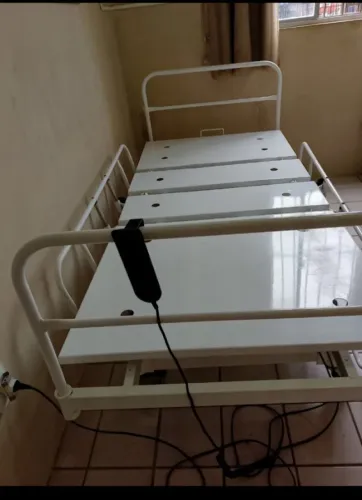 Cama motorizada hospitalar usada já com o colchão hospitalar incluso