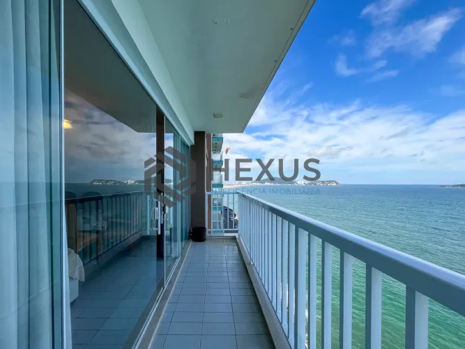 Apartamento frente mar com varanda na Praia das Pitangueiras, Guaruja