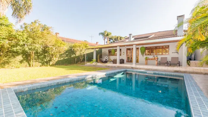 CASA COM PISCINA NO BOM RETIRO! Ampla e acochegante residência! j8