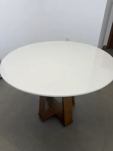 Mesa com tampo de vidro 
