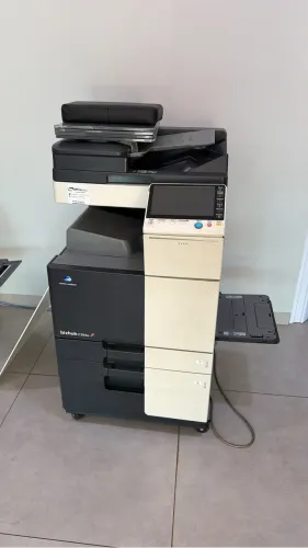 Konica Minolta C284e em ótimo estado  + papeis diversos