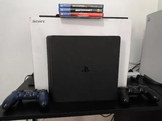 PS4 Slim 1 Tera Com 2 Controles + 3 Jogos