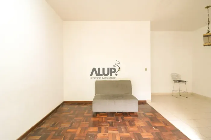 Sobrado para aluguel e venda possui 120 metros quadrados com 4 quartos.