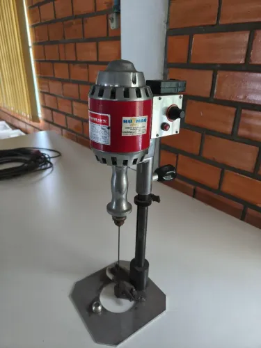 Máquina de furar enfesto