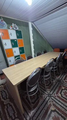 Mesa longa MDF com cadeiras de aluminio