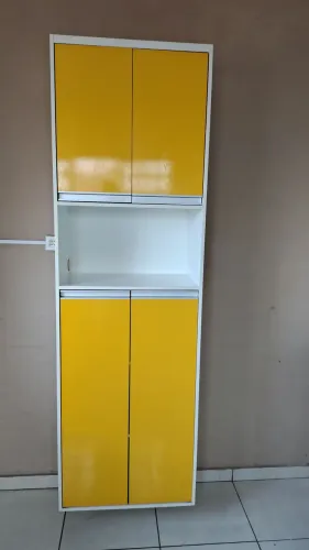 Armário planejado com nicho para microondas