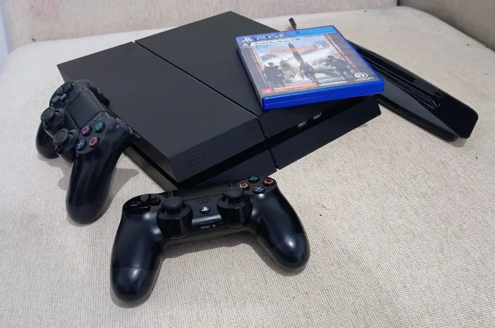 PS4 + 2 controles (base de resfriamento)
