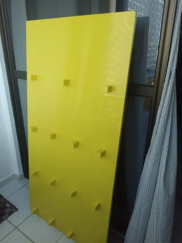 Vendo painel de madeira laqueada amarela ,ideal para pendurar roupas em lojas,ou plantas