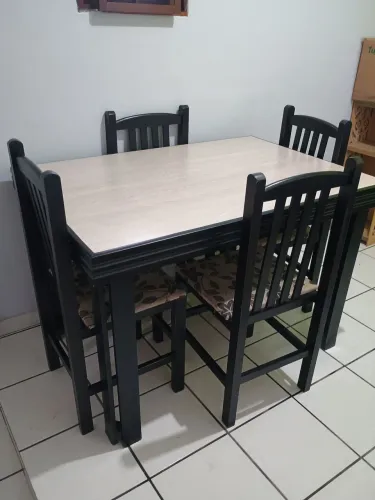 Mesa com 4 Cadeiras em Excelente Estado
