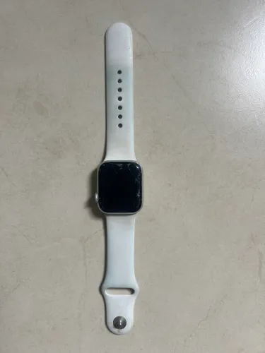Apple Watch series 4, silver aluminum case, white Sport band, 40mm