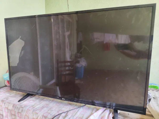 Televisão LG quebrada