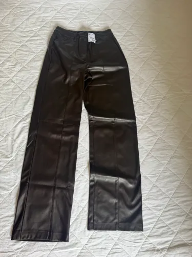 Calça marrom café em couro ecológico