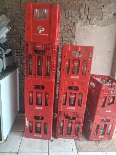 Caixa c Vasilhame + suporte coca cola retornável