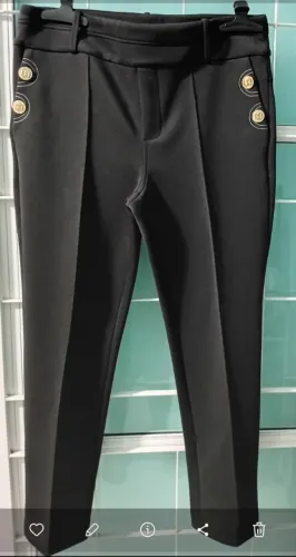 Calça feminina Carmim com botões dourados