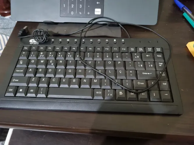 Teclado compacto knup, funcionando perfeitamente 