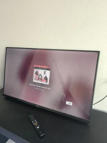 TV SMART ANDROID TCL 40 POLEGADAS, COM CONTROLE, COMANDO DE VOZ, HDR10, TODA PERFEITA.