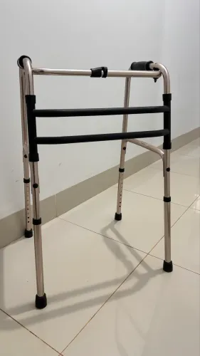 Vendo andador semi-novo, pouquíssimo usado