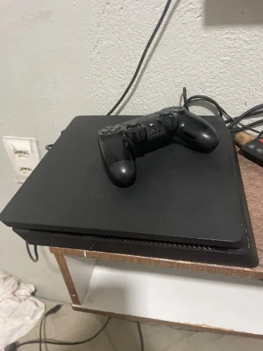 PS4 Slim 1TB funcionando perfeitamente. Acompanha controle original, cabo HDMI e fonte.