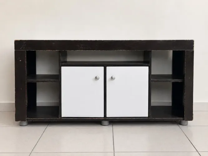 Rack para TV com 2 Portas e Nichos